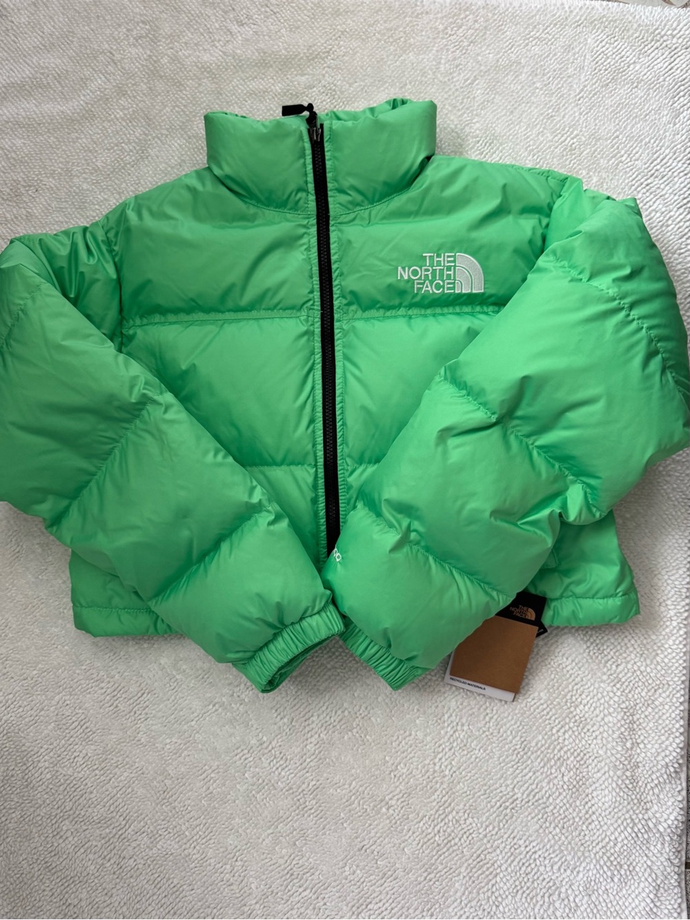 The North Face Nuptse short jacket in chlorophyll green!